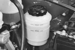 Проверка уровня и доливка рабочей жидкости в бачок гидроусилителя рулевого управления Daewoo Lanos